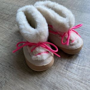 Gap baby tan faux fur boots. Size 2 (3-6 months).